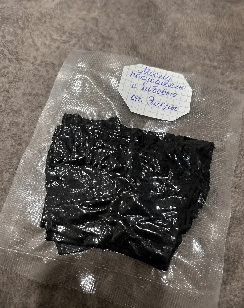 Подписанная открытка внутри упаковки